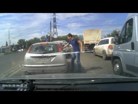 Конченый быдлан чуть не оставил бутылку на дороге 