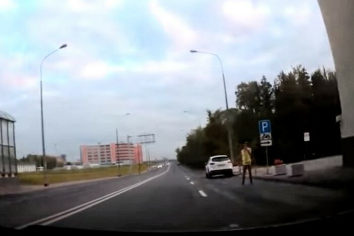 Видеофакт: в Москве голый мужчина в фуражке и жилетке ДПС останавливал водителей