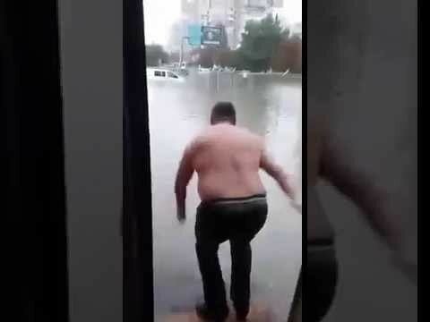 В Одессе мужчина "бомбочкой" нырнул в лужу