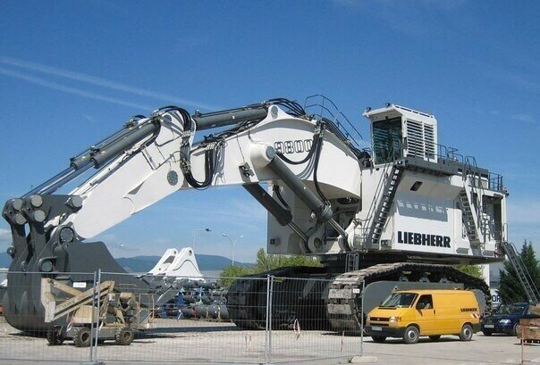 Малыш Liebherr R9800