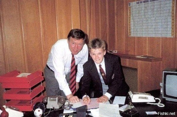 14 - летний Дэвид Бэкхэм подписывает контракт с Манчестер Юнайтед