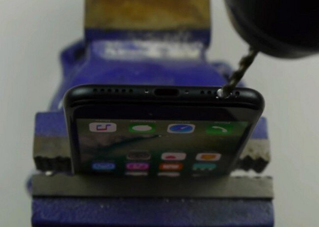 Владельцы iPhone 7 сверлили свои смартфоны, чтобы найти спрятанный разъем для наушников