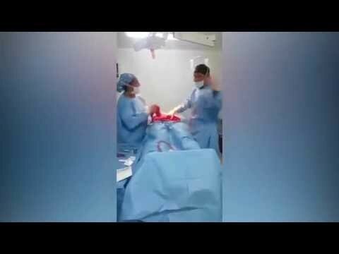 Пластический хирург может лишиться работы за танцы над разрезанным пациентом