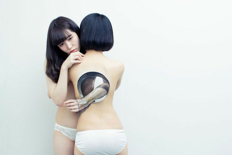 Японская художница Чу-Сан использует тело для создания сюрреалистичных картин