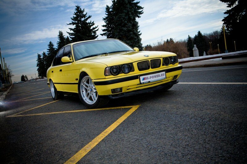 BMW M5 E34 - Мощь в классике