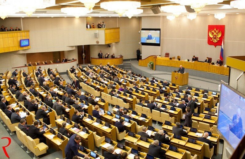 В Госдуме предложили урезать зарплаты депутатов и сенаторов до 35 тысяч рублей