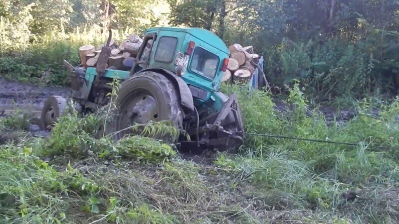 Вытаскиваем трактор с болота 