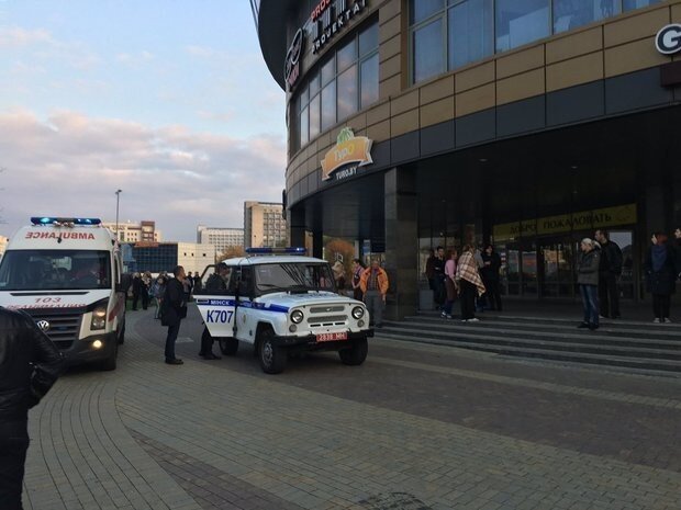 В ТЦ "Европа" в Минске молодой человек с бензопилой и топором напал на покупателей, есть жертва 