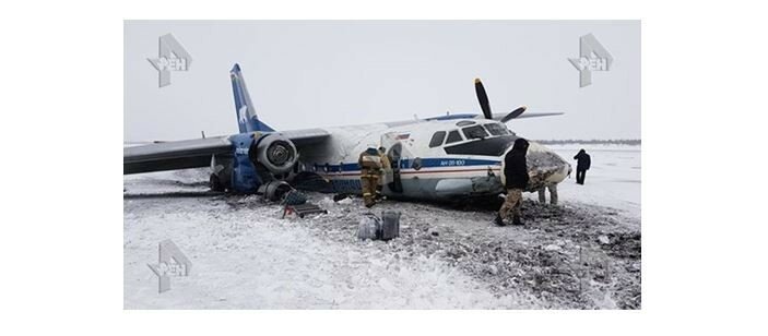 Пассажирский самолет со сломанным шасси сел "на брюхо" в Якутии