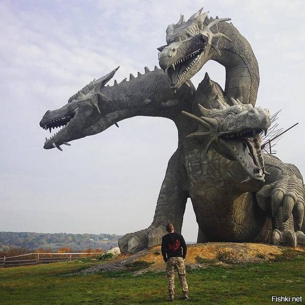 Исполинских размеров статуя Змея Горыныча, что в семейном парке &quot;Кудыкин...