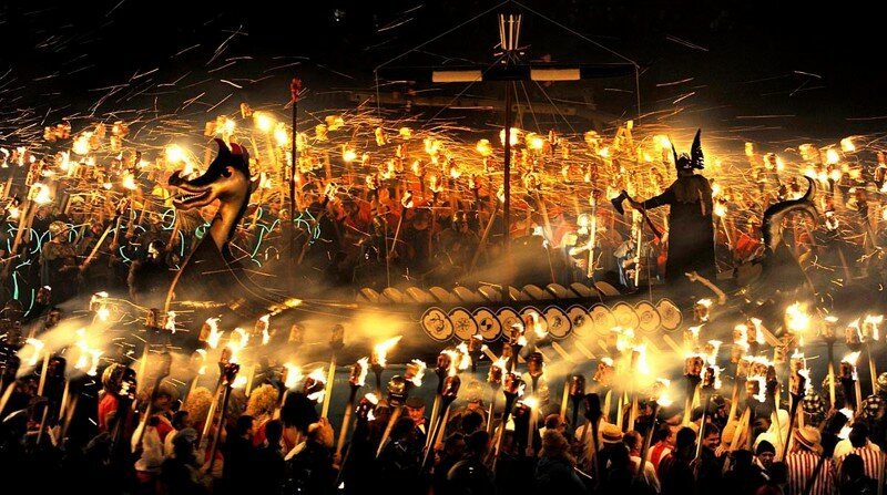 Фестиваль Up Helly Aa на Шетландских островах