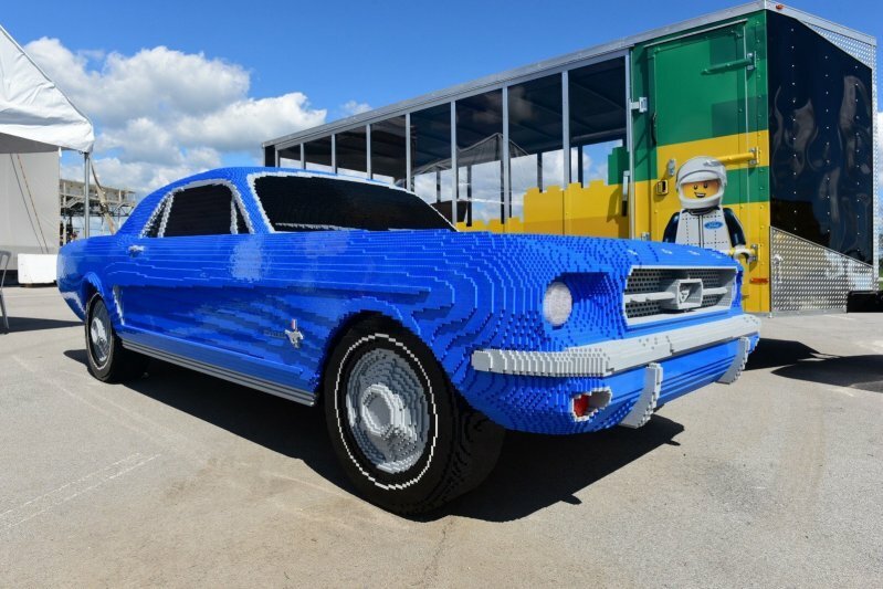 Классический полноразмерный Ford Mustang из кубиков Lego