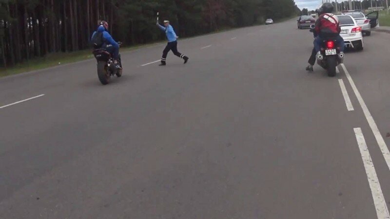 Как в Беларуси останавливают мотоциклистов )