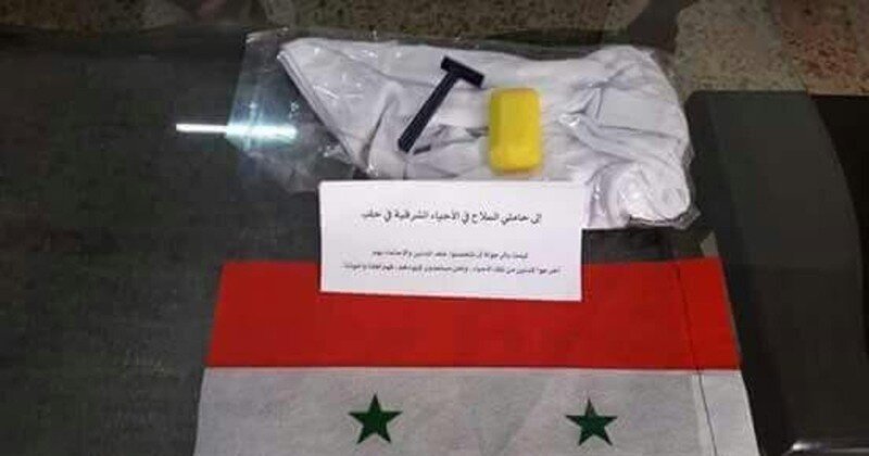 Власти Сирии сбрасывают флаги и одноразовые бритвы для боевиков в Алеппо