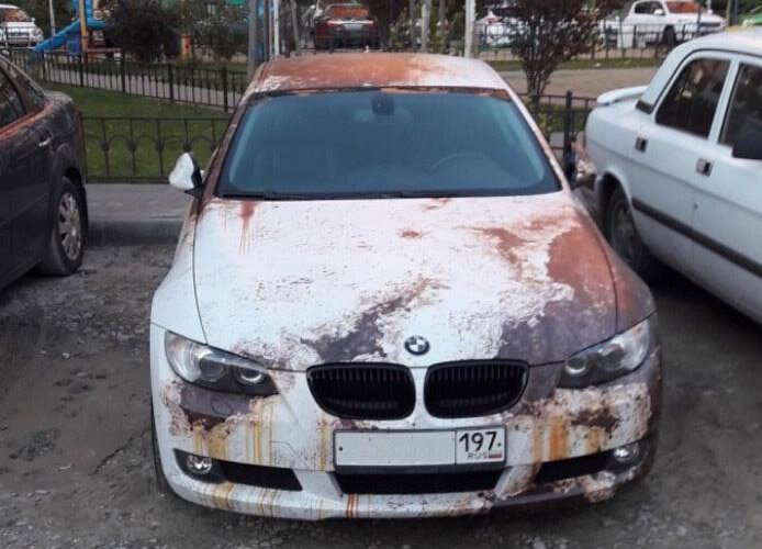 "Ржавое" купе BMW в одном из дворов