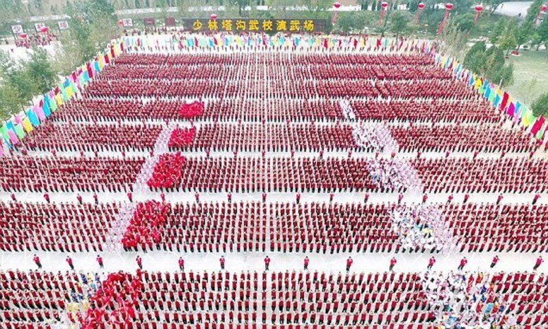 Невероятное зрелище: 30 тысяч мастеров кунг-фу двигаются в едином танце!