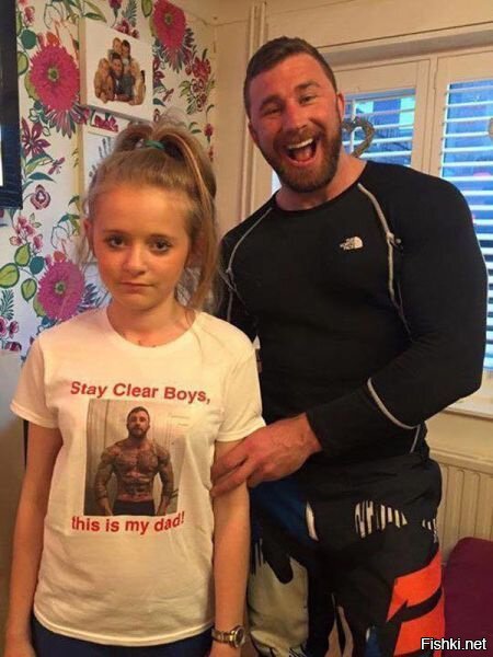 Папа сделал своей дочери футболку, чтобы мальчики держались от неё подальше