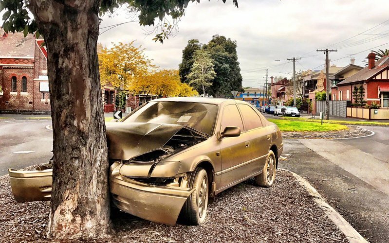 Австралийский художник превратил разбитый автомобиль в позолоченный памятник