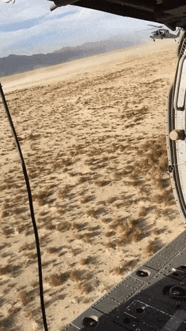 Посадка вертолета в пустыне