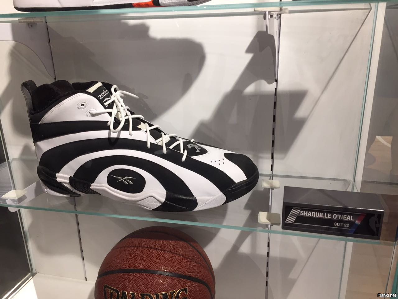 Кроссовок Шакила О&#039;Нила в качестве рекламы в магазине NBA Store, NYC