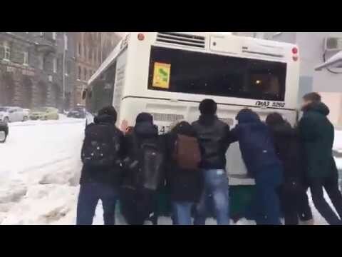 Студенты толкают автобус в СПБ Students push a bus Russian winter