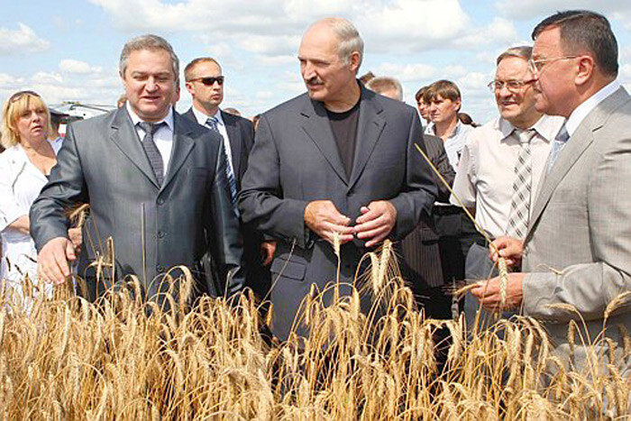 Лукашенко запретил банкротить предприятия и колхозы
