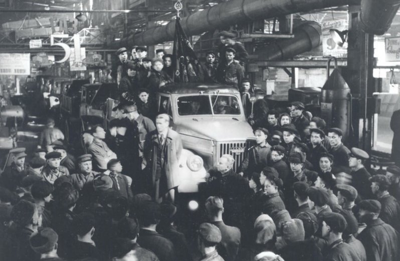 Мощь автопрома СССР: миллионные машины