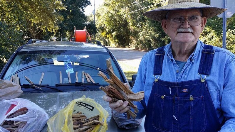 Эти фото пенсионера, продающего дрова, помогли ему собрать $80 тыс. всего за неделю