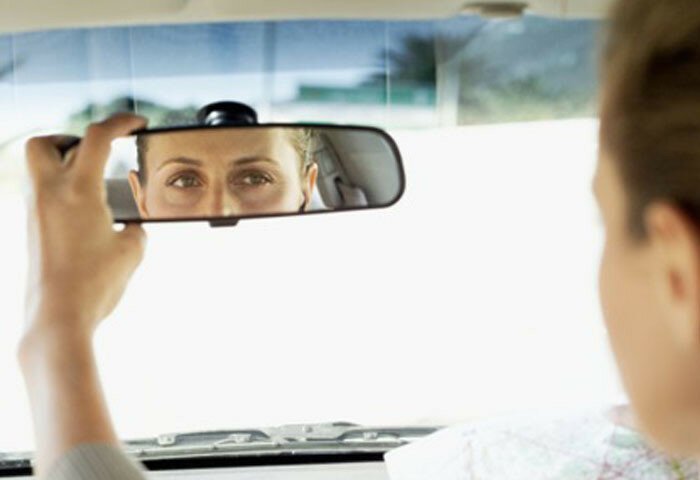 Откуда в автомобиле взялось зеркало заднего вида?