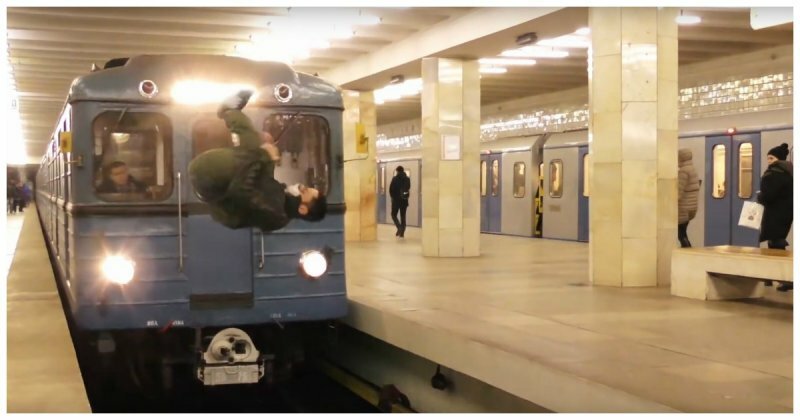 У модников совсем крышу снесло! Безумное сальто перед поездом московского метро