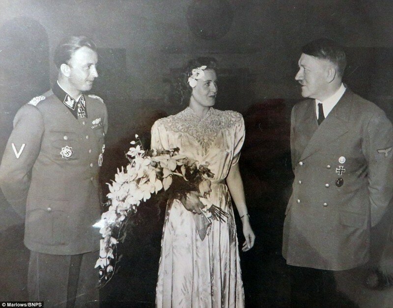 Редкие фото свадьбы сестры Евы Браун: Адольф Гитлер поздравляет молодоженов