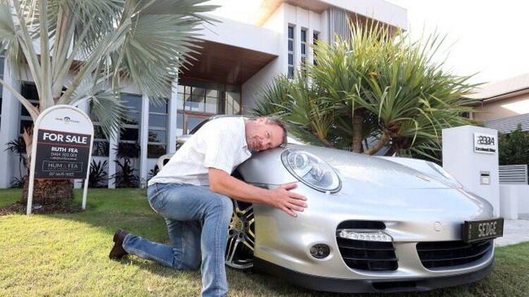 Австралиец пожертвовал домом ради своего Porsche