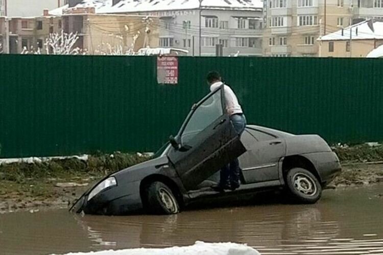 В Парижском переулке Краснодара тонут машины