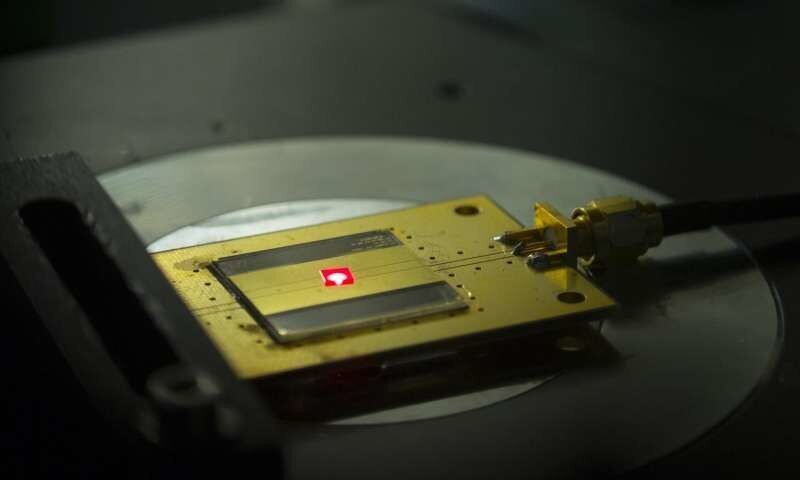 Специалисты из Гарварда создали из алмаза самый маленький радиоприемник в мире