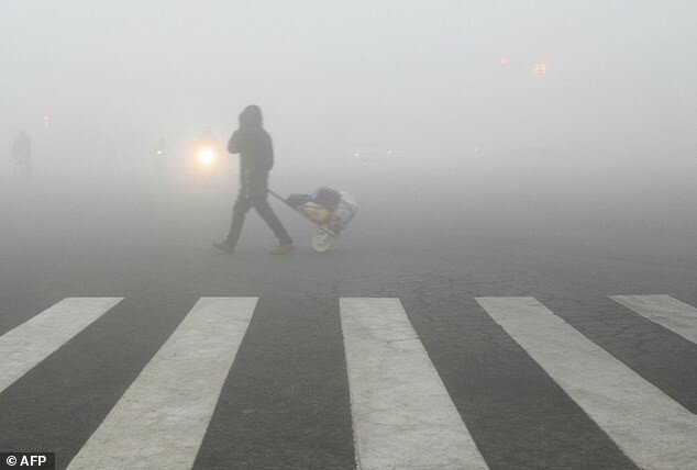 Китай закрывает заводы и прекращает строительство дорог из-за страшного смога