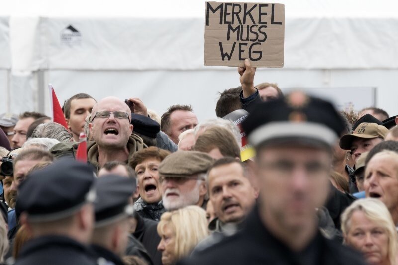 "Меркель и ислам - вон!", - так жители Германии теперь встречают канцлера