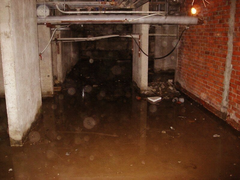 В Волгограде бездомный несколько дней плавал в затопленном подвале многоэтажки