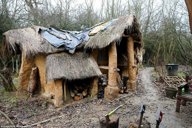 Парень за 4 года построил настоящий «дом хоббита» из глины и коряг