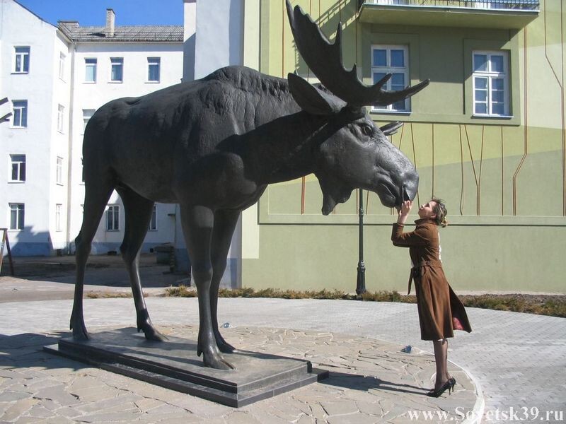 Стоит статуя, рука поднята..Учитесь фотографироваться с людьми