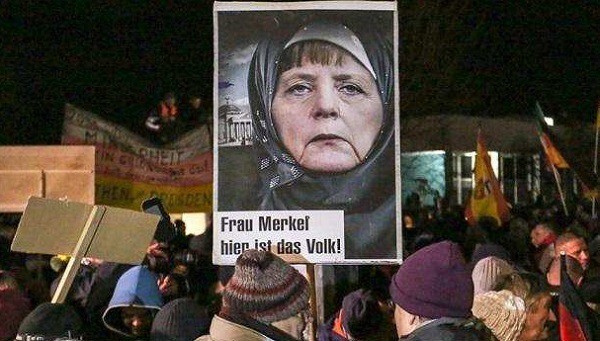 Германия в огне: протестующие жгут автомобили и крушат витрины 