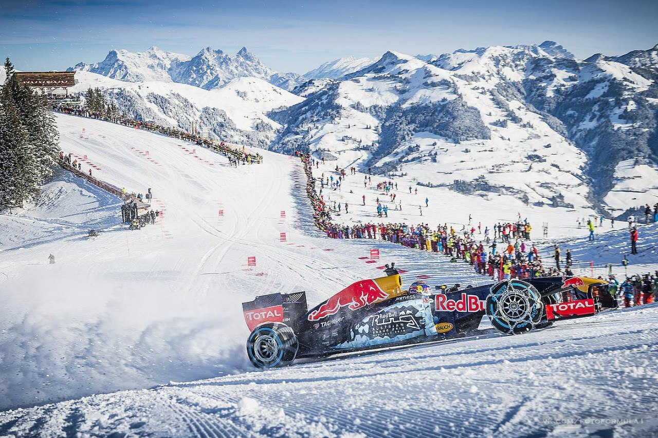 Болид Red Bull проехал по горнолыжной трассе в Австрии