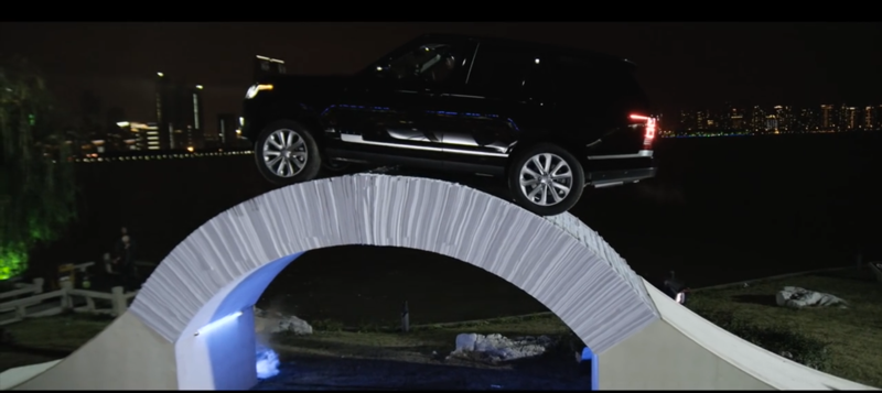Видео: Range Rover едет по мосту из бумаги