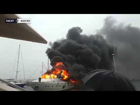 В турецком порту сгорела суперъяхта россиянина