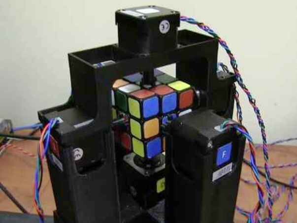 Робот, собирающий кубик Рубика за секунду