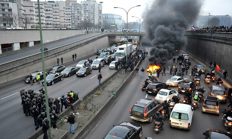 Протесты французских таксистов против Uber вновь переросли в беспорядки