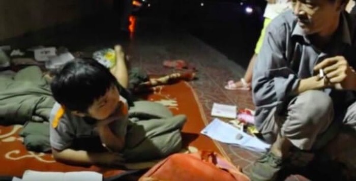 Бездомный воспитал девочку, которую мать выбросила на помойку