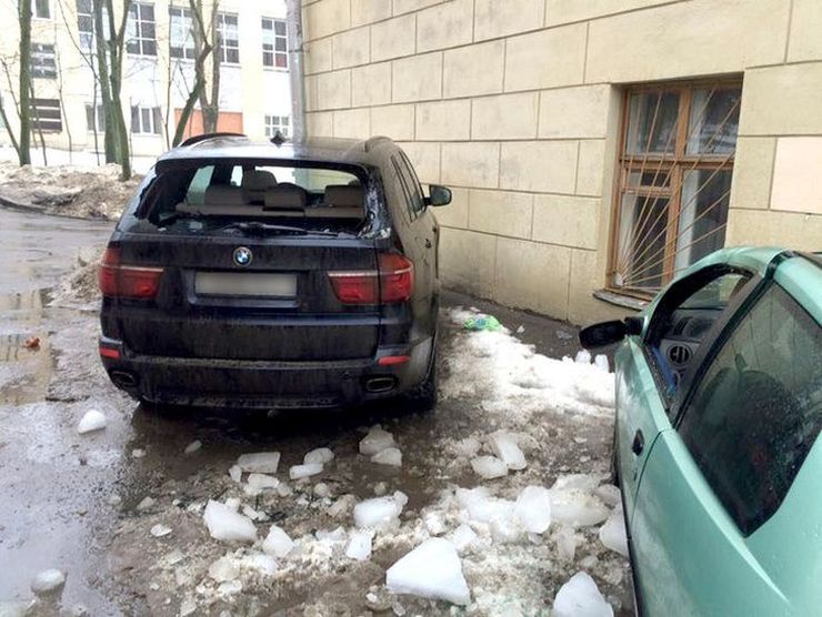 В Минске упавшие с крыши глыбы льда разбили BMW X5 и Fiat Punto