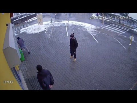 Мразь калечит привязанную собаку
