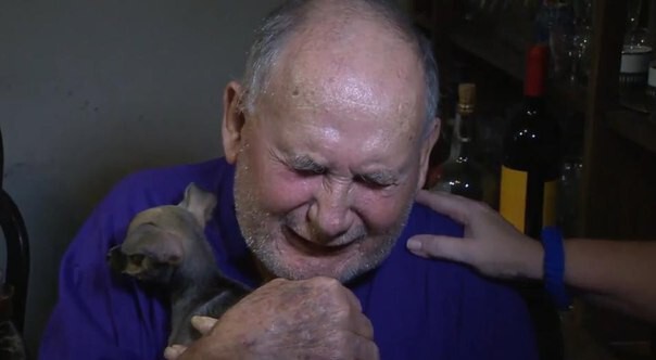Мужчина, потерявший собаку, растроган до слез подарком незнакомца