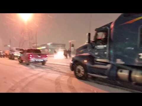 Жители Колорадо-Спрингс помогают грузовику заехать в горку